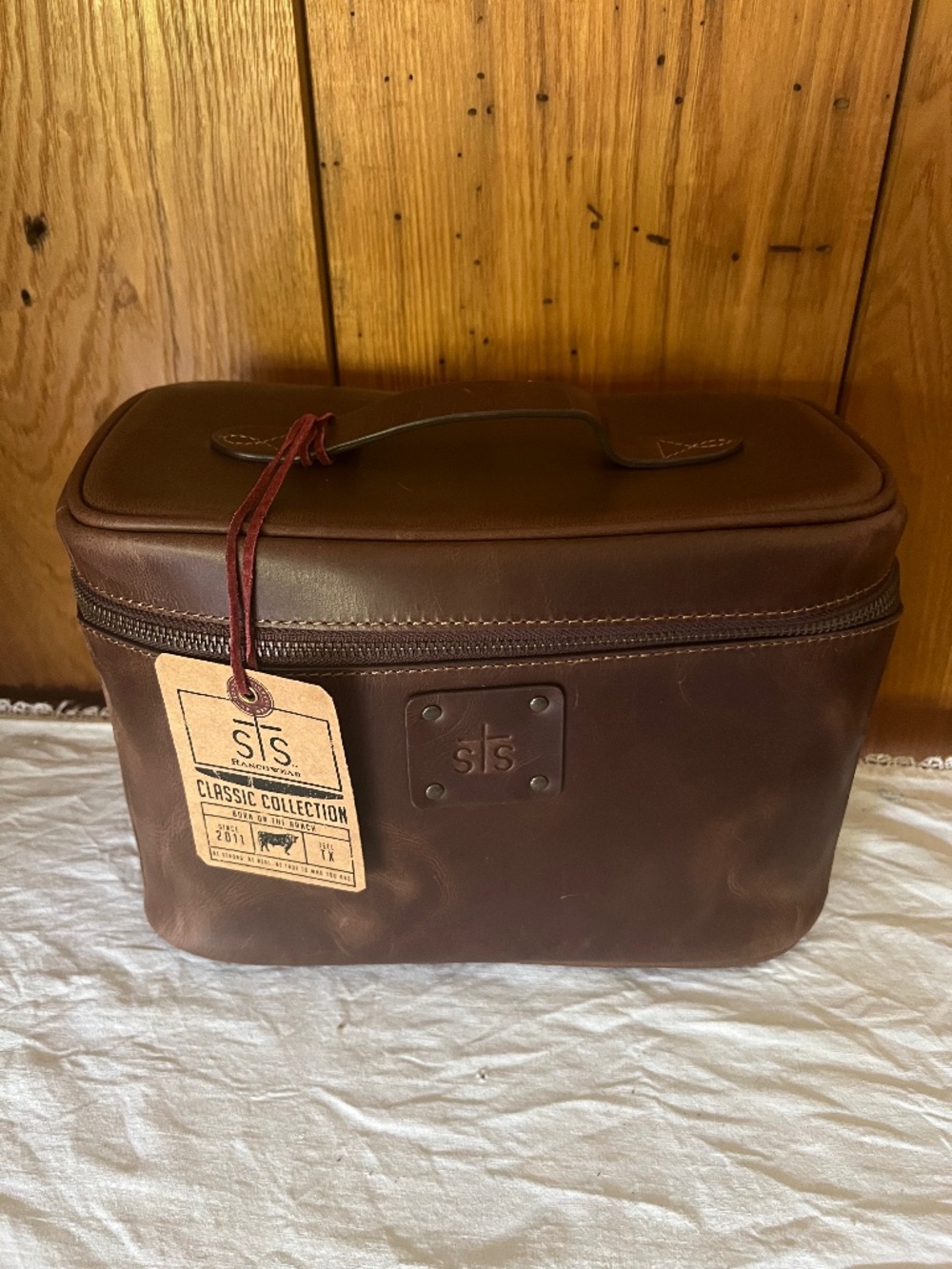 STS Ranchwear Chocolate Basic Bliss Train Case Leather New with Tags